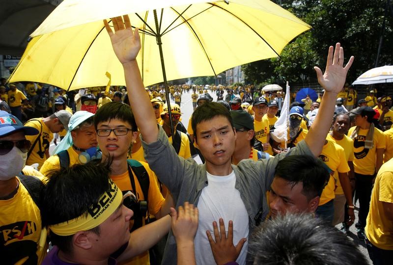 © Reuters. آلاف يتظاهرون في العاصمة الماليزية مطالبين باستقالة رئيس الوزراء