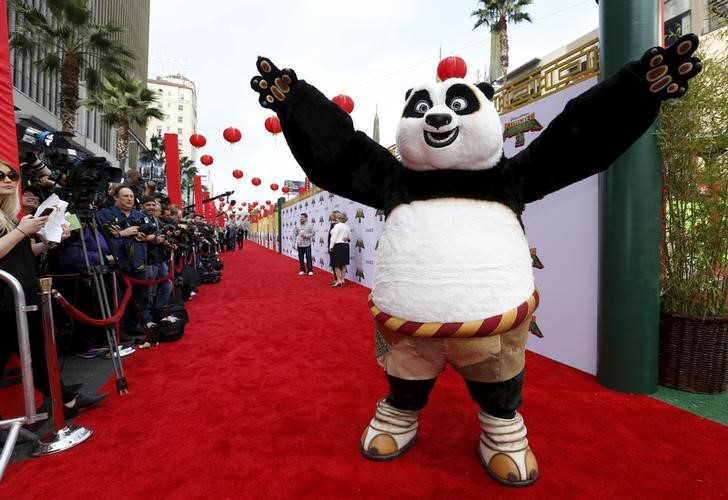 © Reuters. The character of Po poses at the premiere of "Kung Fu Panda 3" at the TCL Chinese theatre in Hollywood