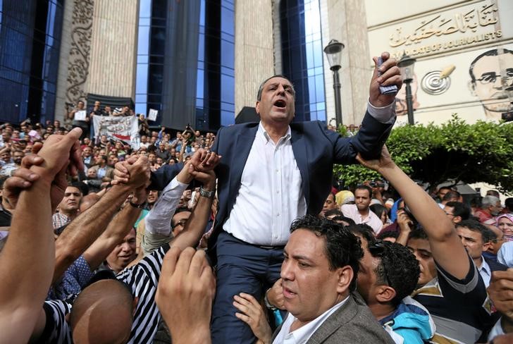 © Reuters. الحبس عامان لنقيب الصحفيين المصريين واثنين من أعضاء مجلس النقابة