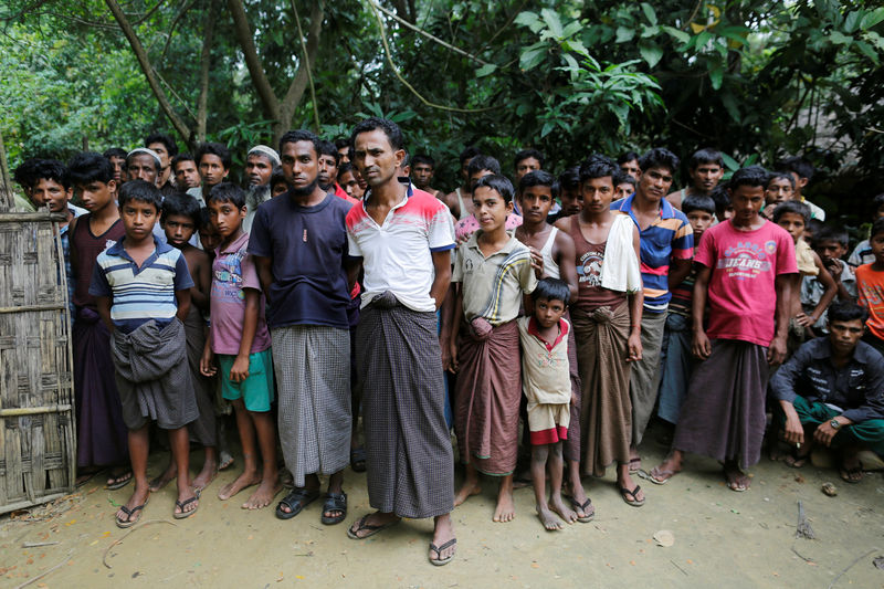 © Reuters. Rohingya Muslim men stand at U Shey Kya village outside Maugndaw in Rakhine state