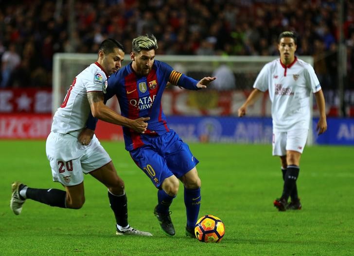 © Reuters. Football Soccer - Spanish La Liga Santander - Sevilla v Barcelona
