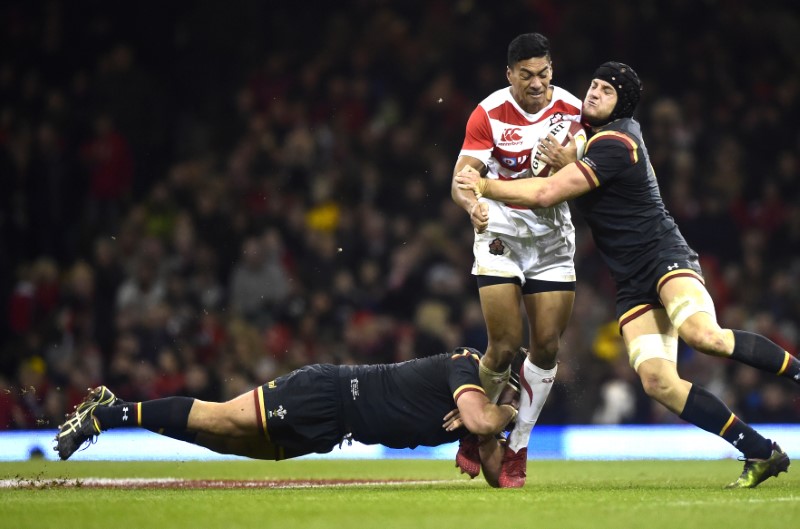 © Reuters. Wales' Scott Baldwin (L) tackles Japan's Timothy Lafaele