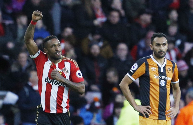 © Reuters. Sunderland's Jermain Defoe celebrates scoring their first goal