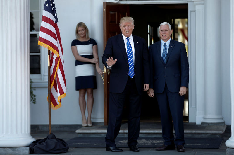 © Reuters. U.S. President-elect Donald Trump and Vice President-elect Mike Pence stand together as they arrive at the the main clubhouse at Trump National Golf Club in Bedminster