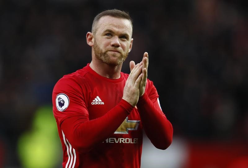 © Reuters. Manchester United's Wayne Rooney applauds the fans after the match