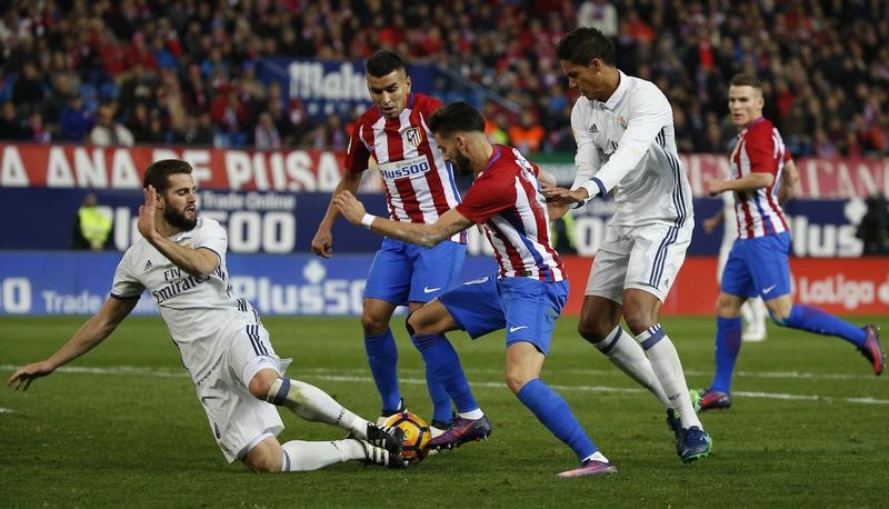© Reuters. ريال يسحق أتليتيكو في قمة مدريد بفضل ثلاثية رونالدو