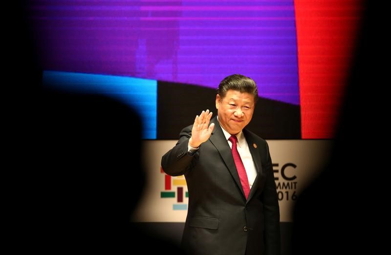 © Reuters. China's President Xi Jinping waves to the audience during a meeting of the APEC (Asia-Pacific Economic Cooperation) Ceo Summit in Lima