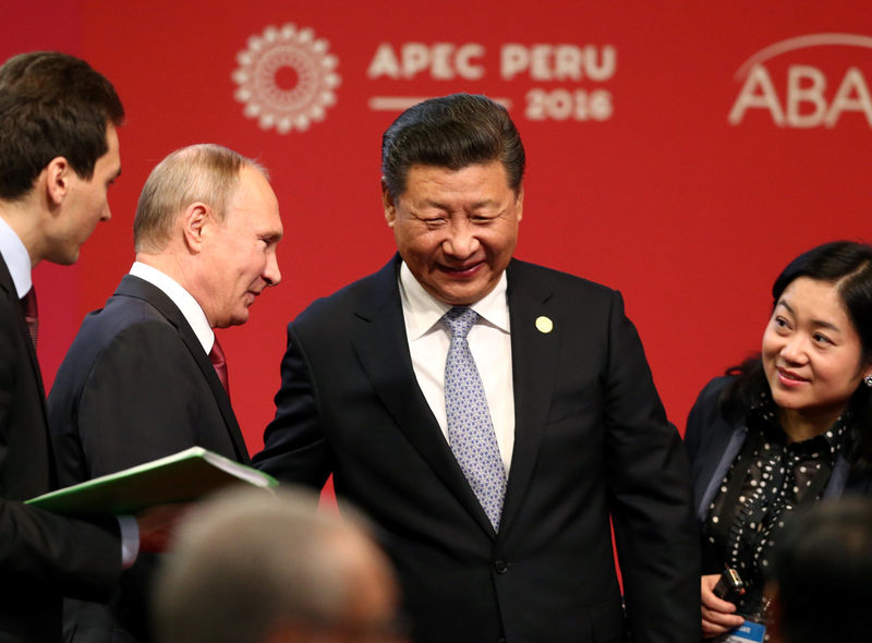 © Reuters. Russian President Vladimir Putin and Chinese President Xi Jinping attend a meeting of the APEC (Asia-Pacific Economic Cooperation) Business Advisory Council in Lima