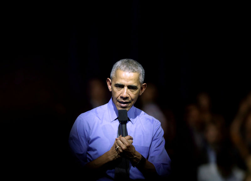 © Reuters. U.S. President Barack Obama addresses the audience at a town hall meeting with young leaders at the Pontifical Catholic University of Peru in Lima