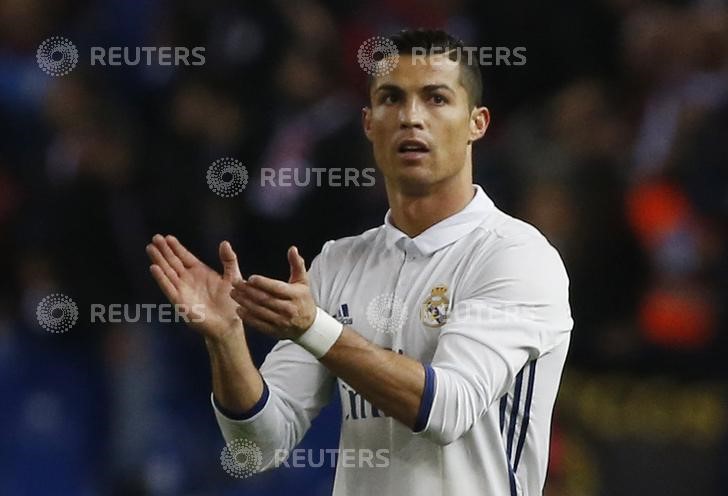 © Reuters. ريال يشيد برونالدو بعد تحطيم رقم دي ستيفانو في قمة مدريد