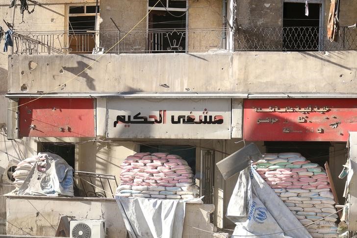 © Reuters. Sandbags are stacked on the entrances of damaged al-Hakeem hospital, in the rebel-held besieged area of Aleppo