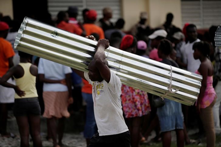 © Reuters. هايتي تجري انتخابات رئاسية طال انتظارها والبلاد مازالت تعاني من آثار إعصار