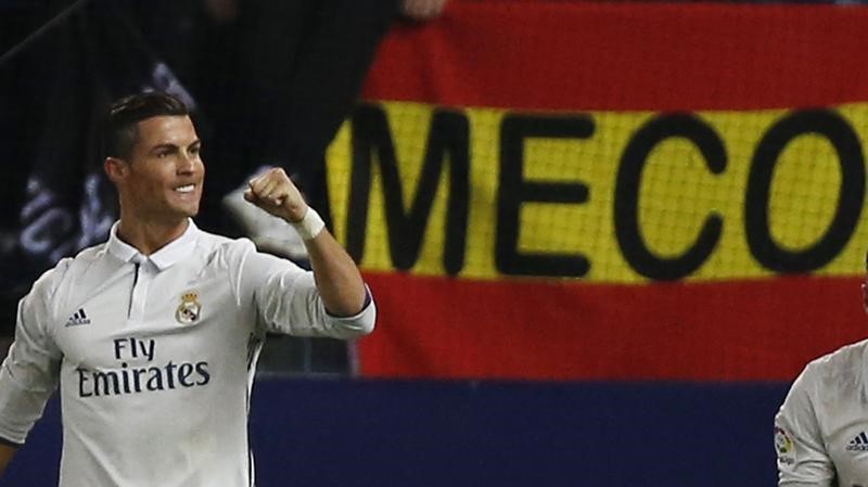 © Reuters. Zidane elogia a Ronaldo tras batir el récord de Di Stefano en los derbis