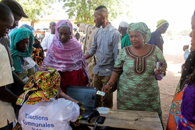 © Reuters. Voters register at a polling station during local elections in Bamako