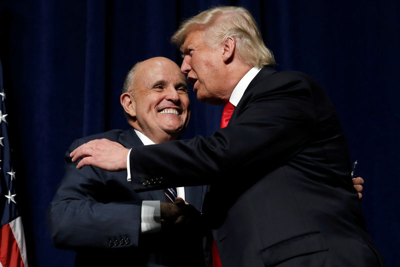 © Reuters. Republican presidential nominee Donald Trump embraces former New York City Mayor Rudolf Giuliani at a campaign rally in Greenville