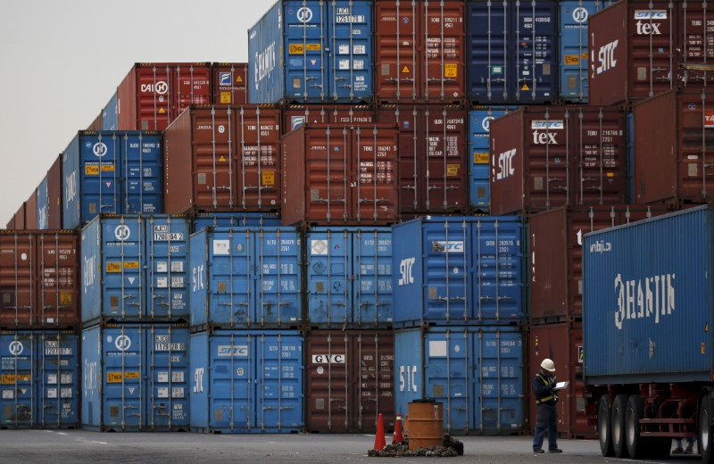 © Reuters. A laborer works in a container area at a port in Tokyo