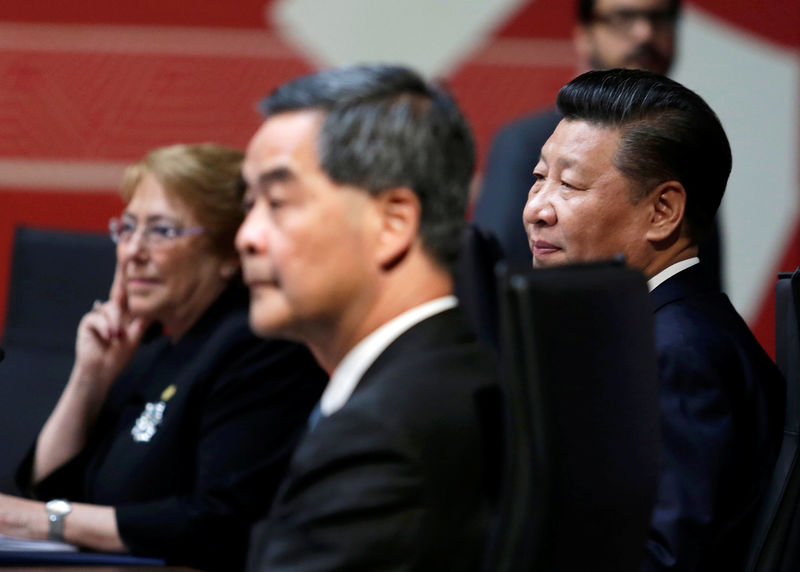 © Reuters. Chile's President Michelle Bachelet, China's President Xi Jinping and Hong Kong Chief Executive Leung Chun-ying sit together during the APEC (Asia-Pacific Economic Cooperation) Summit in Lima