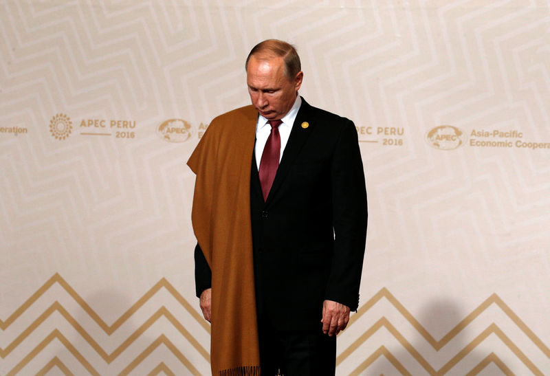 © Reuters. Putin at the APEC Summit family photo in Lima, Peru