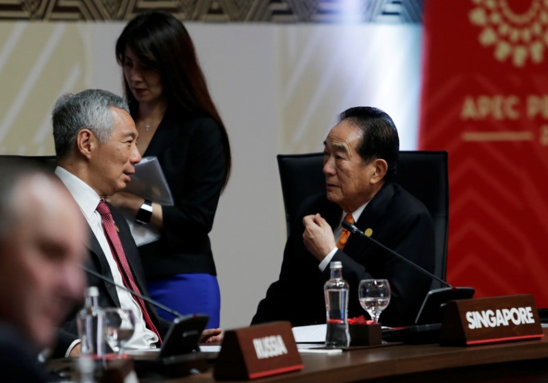 © Reuters. Singapore's Prime Minister Lee Hsien Loong (L) and Taiwan's special envoy James Soong talk during the APEC (Asia-Pacific Economic Cooperation) Summit in Lima