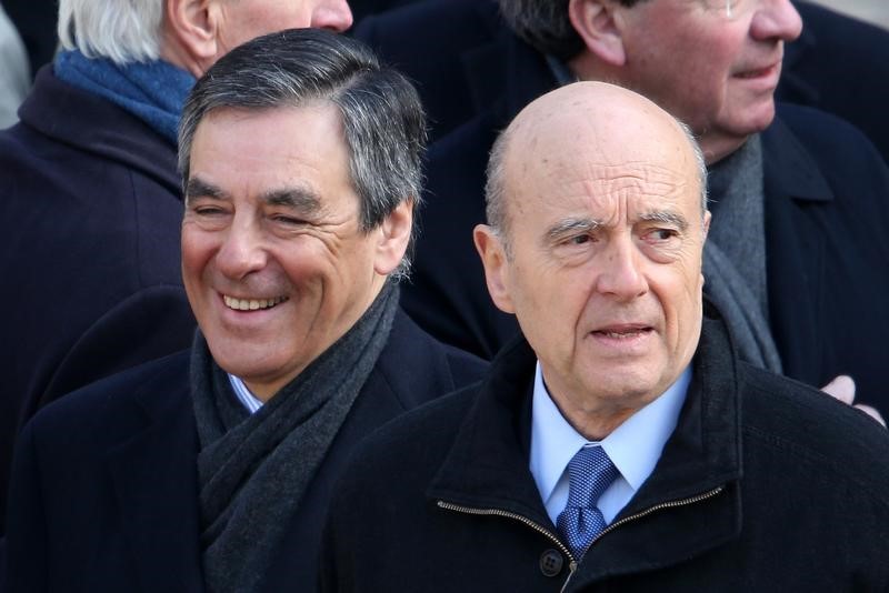 © Reuters. DUEL FILLON-JUPPÉ POUR L'INVESTITURE À DROITE