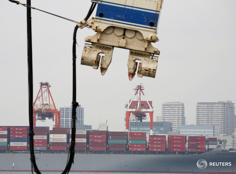 © Reuters. A cargo ship is pictured at an industrial port in Tokyo