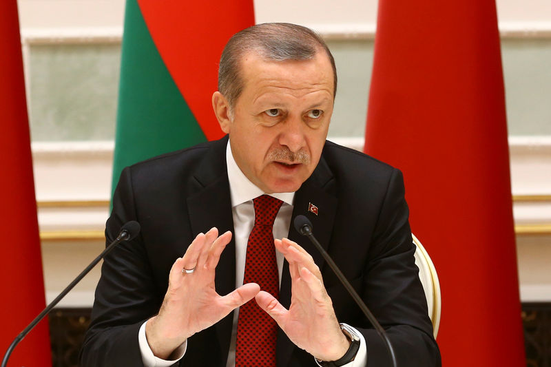 © Reuters. Turkish President Erdogan speaks during signing ceremony with Belarussian President Lukashenko in Minsk