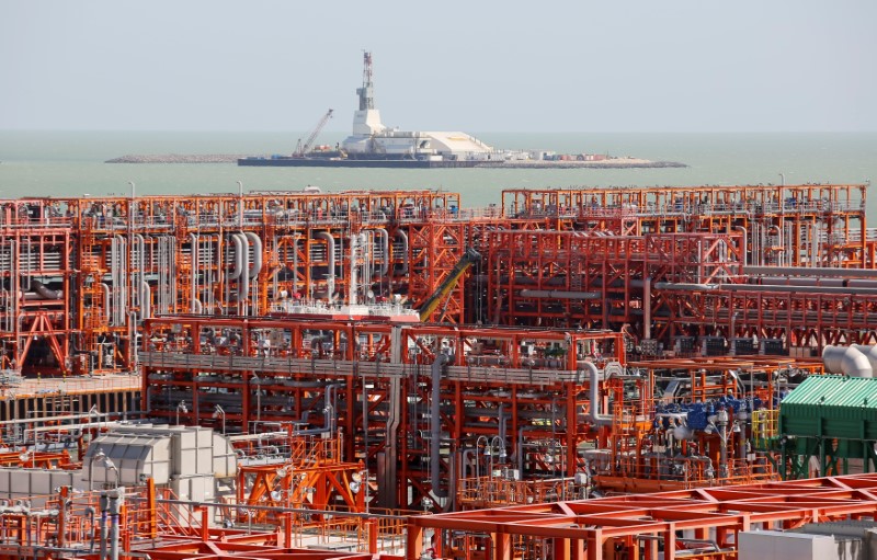 © Reuters. Нефтяная платформа и оборудование на острове Д у Кашаганского месторождения в Каспийском море