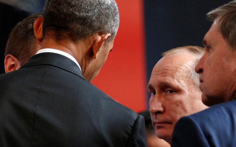 © Reuters. Presidente dos EUA, Barack Obama, conversa com presidente russo, Vladimir Putin, durante encontro em Lima