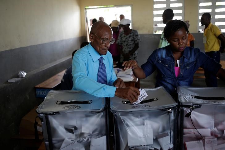 © Reuters. Homem votando em Port-à-Piment, Haiti