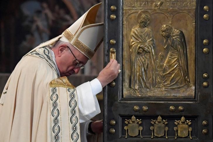 © Reuters. Papa Francisco na Basílica de São Pedro, no Vaticano