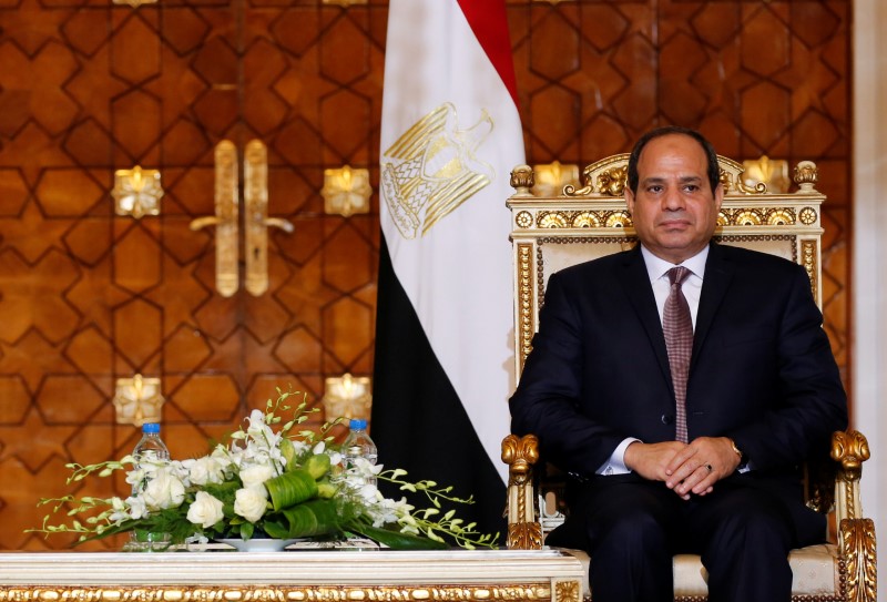 © Reuters. Egypt's President Abdel Fattah al-Sisi attends during signing of agreements ceremony with Sudanese President Omar Hassan al-Bashir at the El-Thadiya presidential palace in Cairo