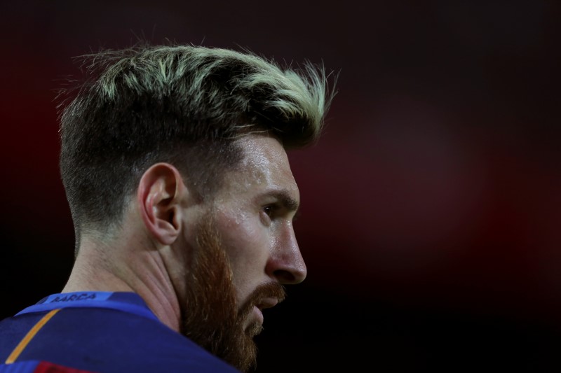 © Reuters. Messi vuelve con el Barcelona antes del partido ante el Celtic