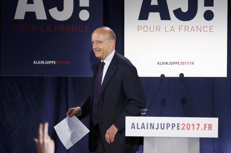 © Reuters. JUPPÉ PRÉPARE SES ARMES POUR LE SECOND TOUR