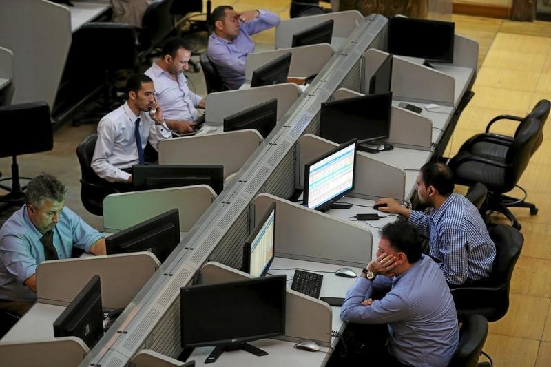© Reuters. بورصة السعودية تهبط وسط جني للأرباح ومصر تصعد لأعلى مستوى في 8 سنوات