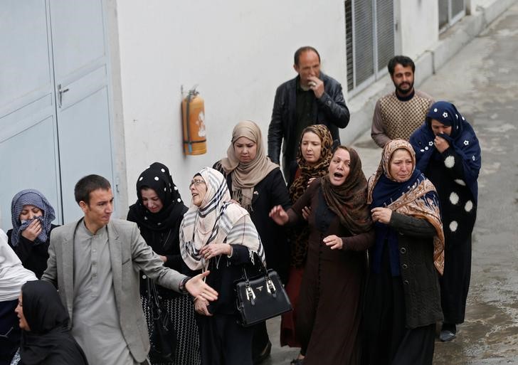 © Reuters. Parentes de vítimas de ataque a mesquita em Cabul