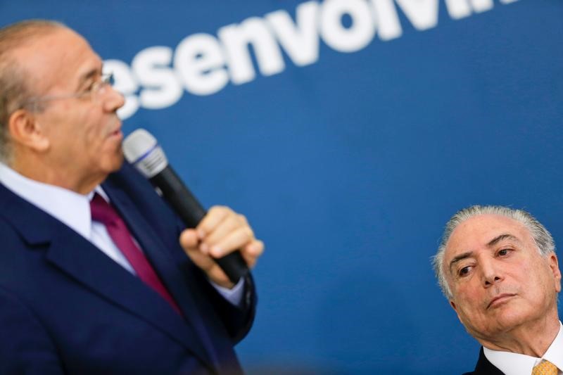 © Reuters. Padilha fala durante reunião do Conselhão, ao lado do presidente Temer