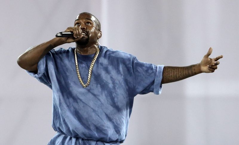 © Reuters. Kanye West durante show em cerimônia de Jogos Pan-Americanos em Toronto