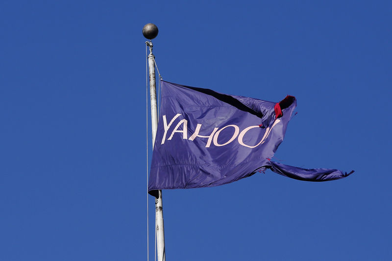 © Reuters. A tattered flag bearing the Yahoo company logo flies above a building in New York