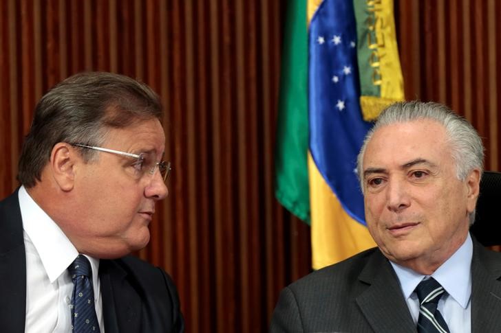 © Reuters. O ministro da Secretaria de Governo Geddel Vieira Lima fala com o presidente brasileiro Michel Temer durante reunião com líderes da Câmara dos Deputados e do Senado no Palácio do Planalto, em Brasília