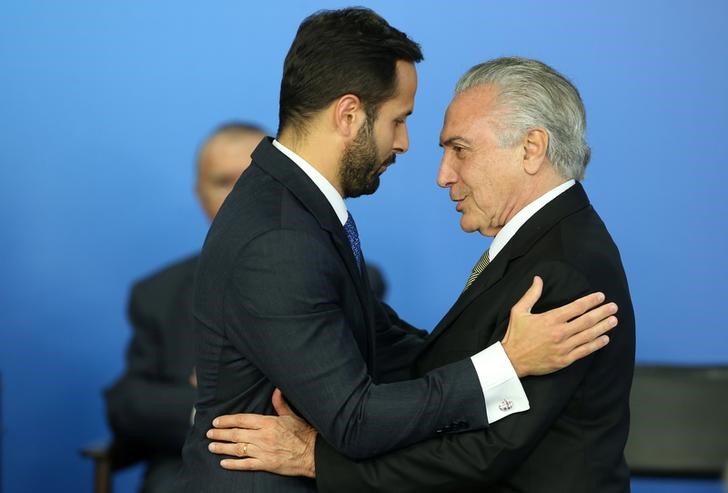 © Reuters. Brazil's interim President Michel Temer greets the new Minister of Culture, Marcelo Calero, during a ceremony at the Planalto Palace in Brasilia, Brazil, May 24, 2016. REUTERS/Adriano Machado