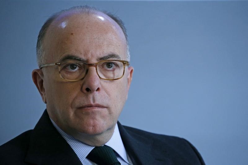 © Reuters. Ministro do Interior da França. Bernard Cazeneuve, durante entrevista coletiva em Paris