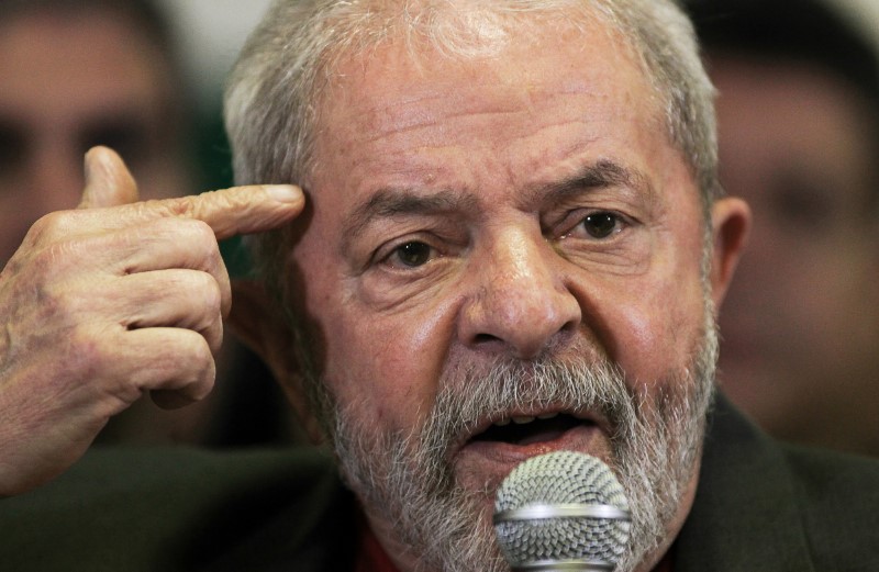 © Reuters. Brazil's former President Lula da Silva talks to the journalists during a press conference in Sao Paulo