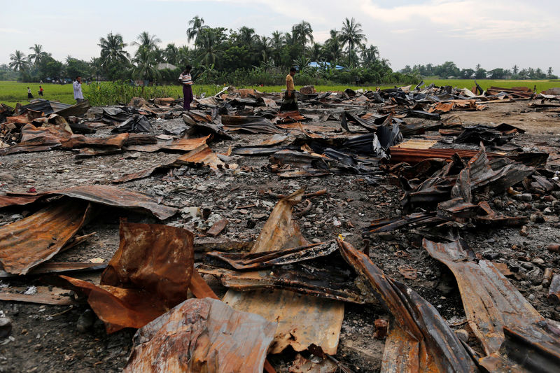 © Reuters. The ruins of a market which was set on fire are seen at a Rohingya village outside Maugndaw in Rakhine state