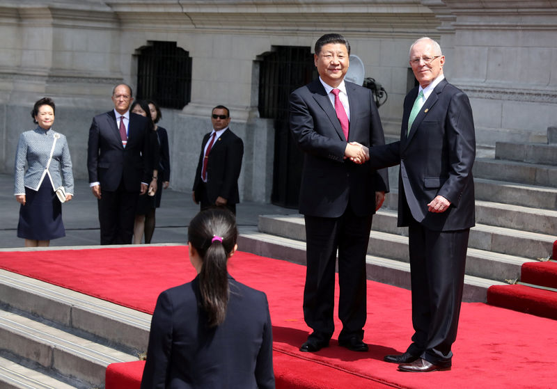 © Reuters. Chinese President Xi Jinping and Peru's President Pedro Pablo Kuczynski shake hands outside the presidential palace in Lima