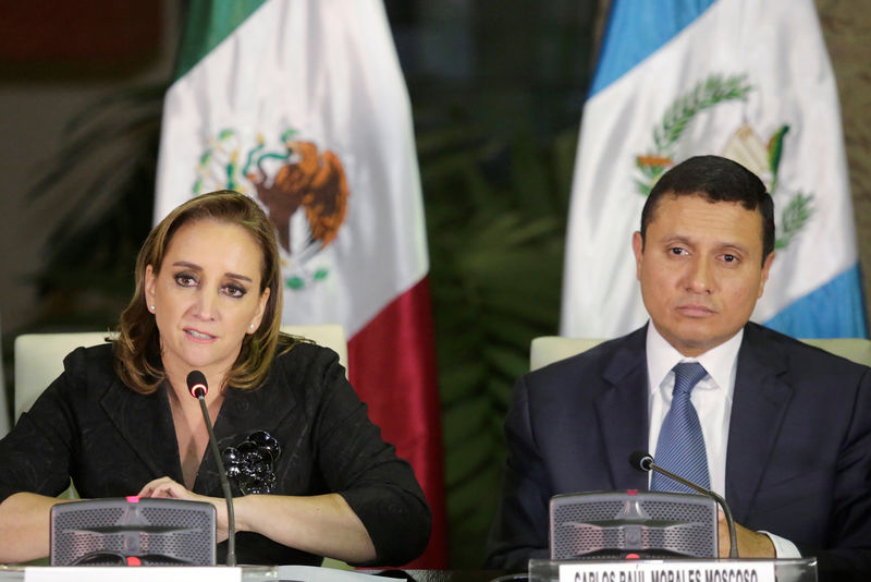 © Reuters. Mexico's Foreign Minister Claudia Ruiz Massieu and her Guatemalan counterpart Carlos Raul Morales attend a news conference in Guatemala City