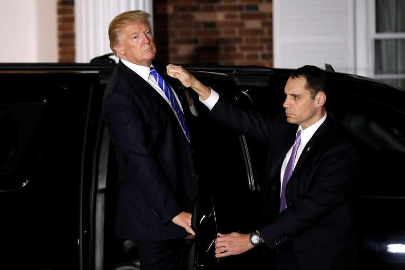 © Reuters. U.S. President-elect Donald Trump speaks to members of the media from the step oh his car at the main clubhouse at Trump National Golf Club in Bedminster