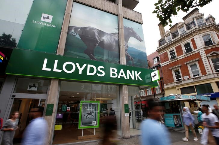 © Reuters. People walk past a branch of Lloyds Bank on Oxford Street in London