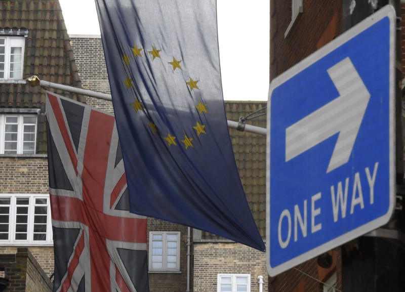 © Reuters. A Union flag flies next to the flag of the European Union in London