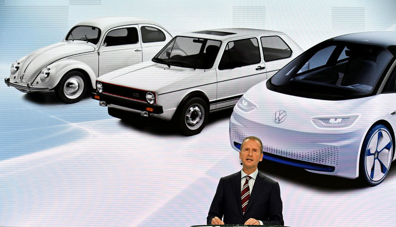 © Reuters. Volkswagen's brand chief Herbert Diess delivers his speech as Volkswagen presents a turnaround plan at a news conference in Wolfsburg