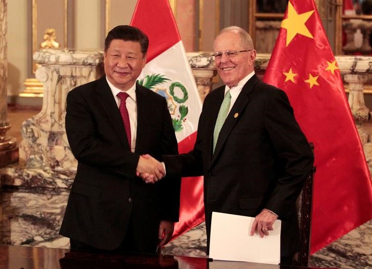 © Reuters. Presidente chinês, Xi Jinping, e presidente do Peru, Pedro Pablo Kuczynski, no palácio presidencial de Lima, no Peru